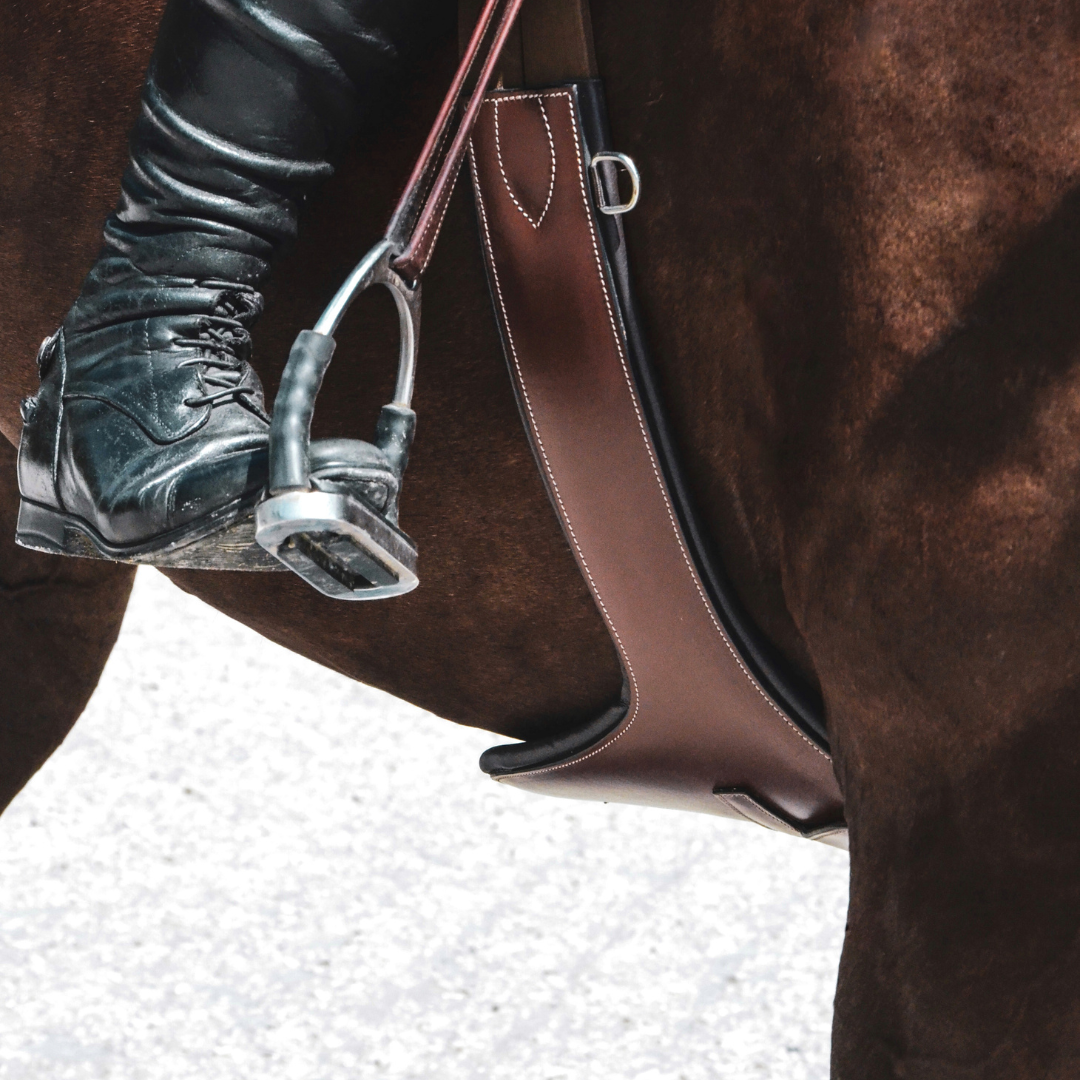 Stud girth with safety buckle