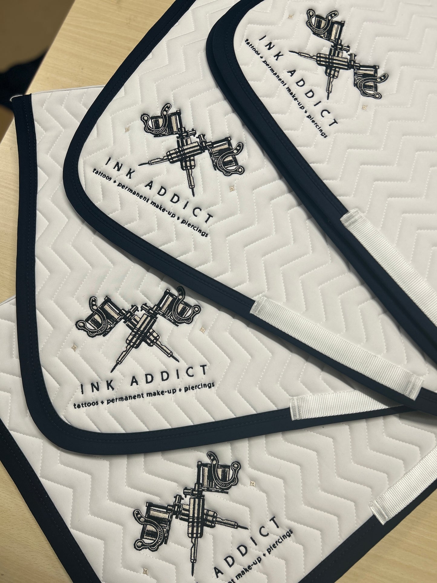 Tapis de selle Arrow - blanc/noir - noir