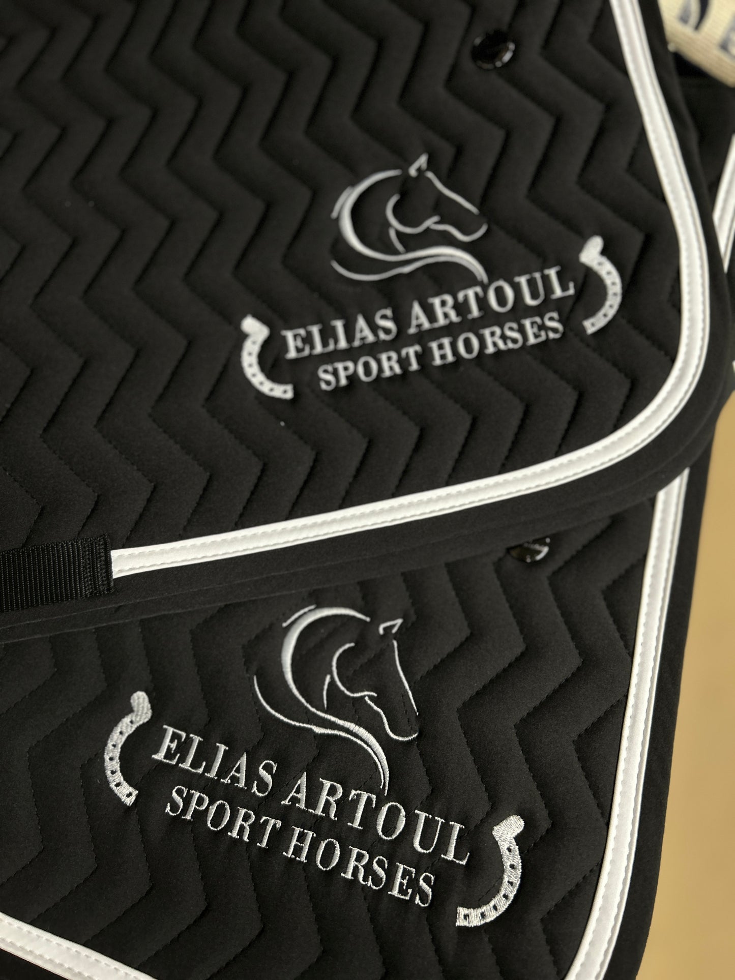Saddle pad Arrow - black/black - white