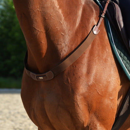 Elastic breast collar
